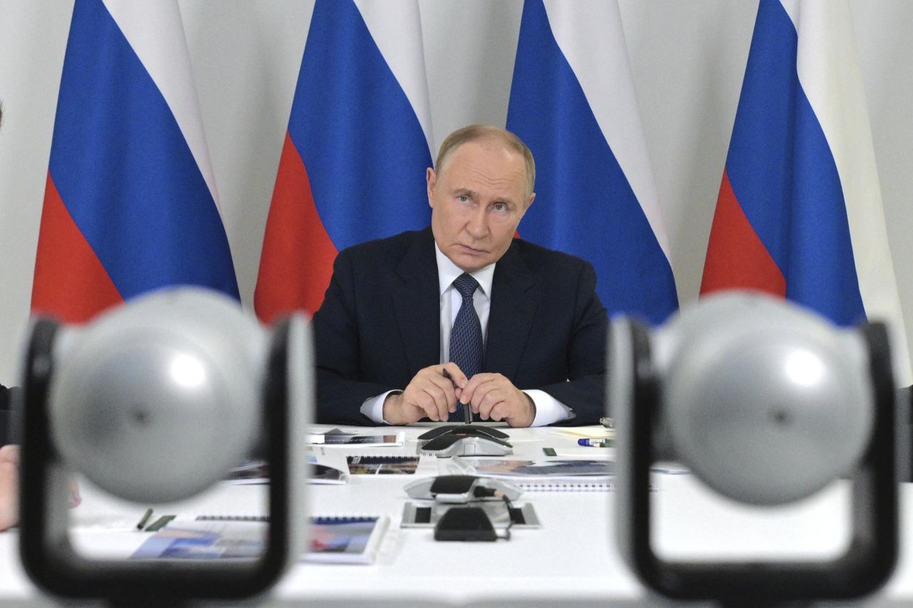 <p>Полетът на самолетите и червеният килим поставиха сцената за срещата между Владимир Путин и Доналд Тръмп в Анкъридж, Аляска. Лидерите си размениха топло ръкостискане пред символичния надпис &quot;ALASKA 2025&quot;. Първата им лична среща от 2019 г. се проведе във формат 3 на 3 с ключови дипломати, а изборът на Аляска подчерта геополитическото напрежение около едно от най-значимите международни събития напоследък.</p>
