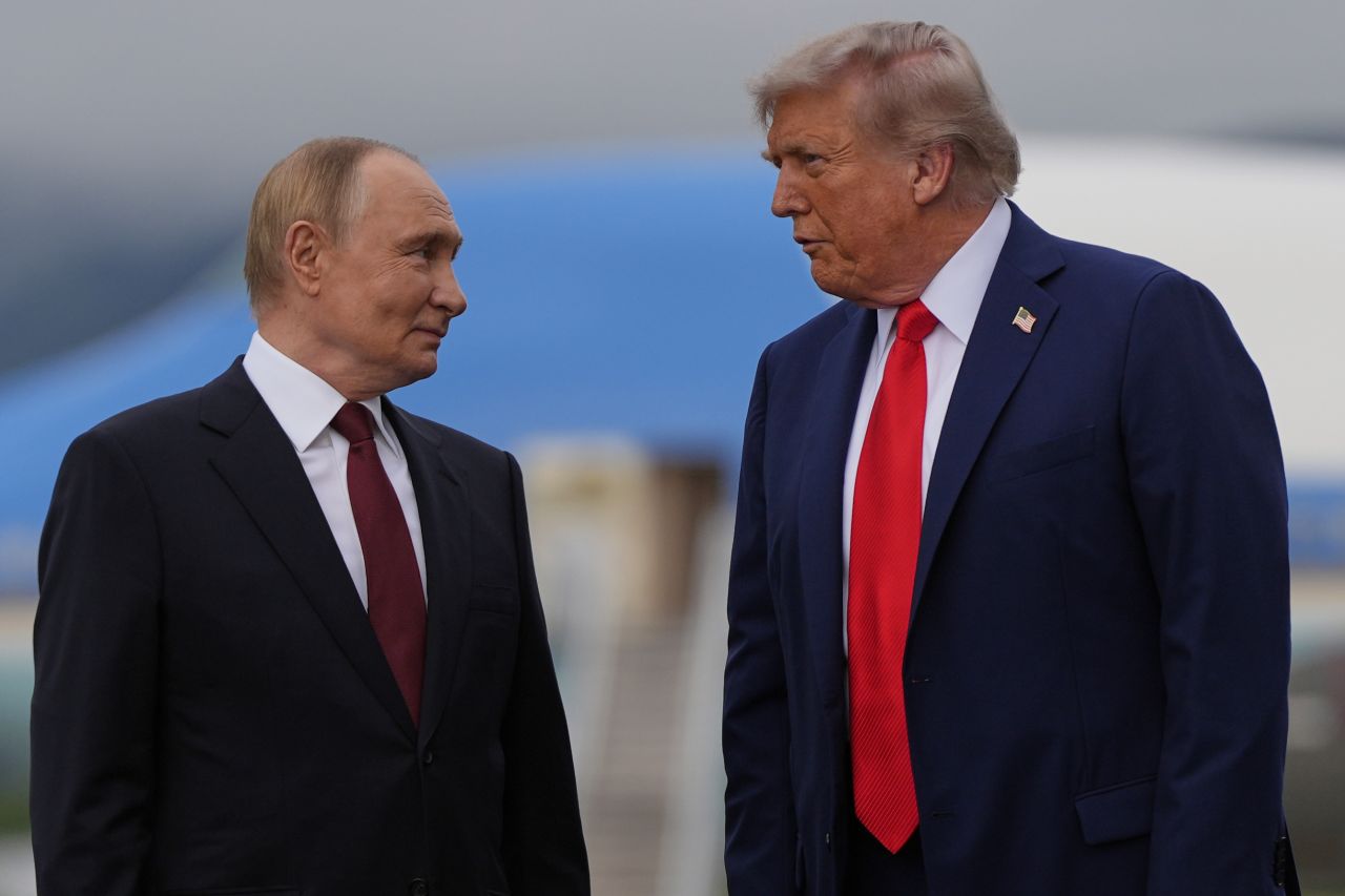 <p>Полетът на самолетите и червеният килим поставиха сцената за срещата между Владимир Путин и Доналд Тръмп в Анкъридж, Аляска. Лидерите си размениха топло ръкостискане пред символичния надпис &quot;ALASKA 2025&quot;. Първата им лична среща от 2019 г. се проведе във формат 3 на 3 с ключови дипломати, а изборът на Аляска подчерта геополитическото напрежение около едно от най-значимите международни събития напоследък.</p>