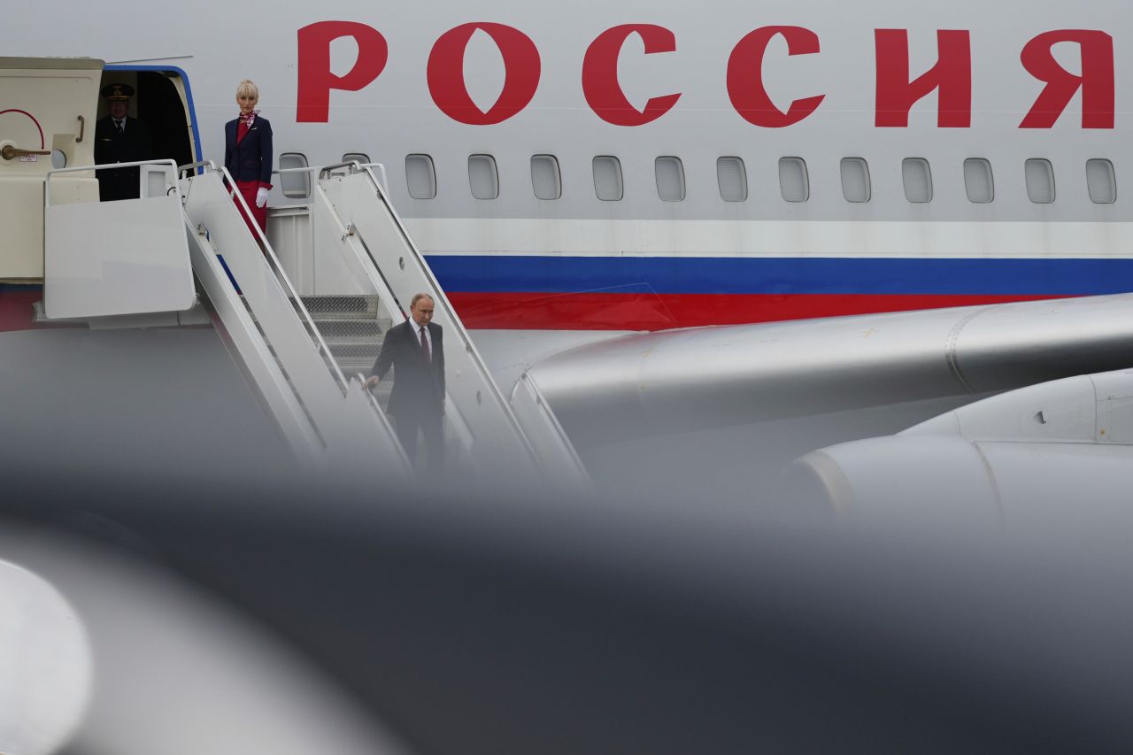<p>Полетът на самолетите и червеният килим поставиха сцената за срещата между Владимир Путин и Доналд Тръмп в Анкъридж, Аляска. Лидерите си размениха топло ръкостискане пред символичния надпис &quot;ALASKA 2025&quot;. Първата им лична среща от 2019 г. се проведе във формат 3 на 3 с ключови дипломати, а изборът на Аляска подчерта геополитическото напрежение около едно от най-значимите международни събития напоследък.</p>