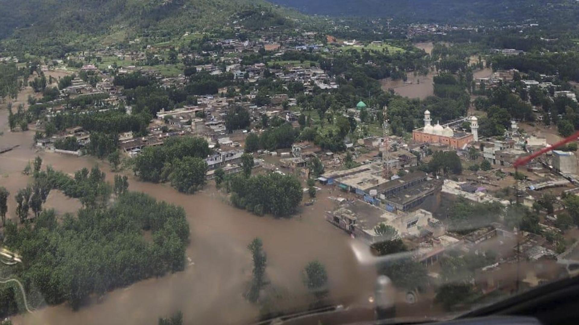 Внезапни наводнения предизвикани от проливни дъждове отнеха живота на над