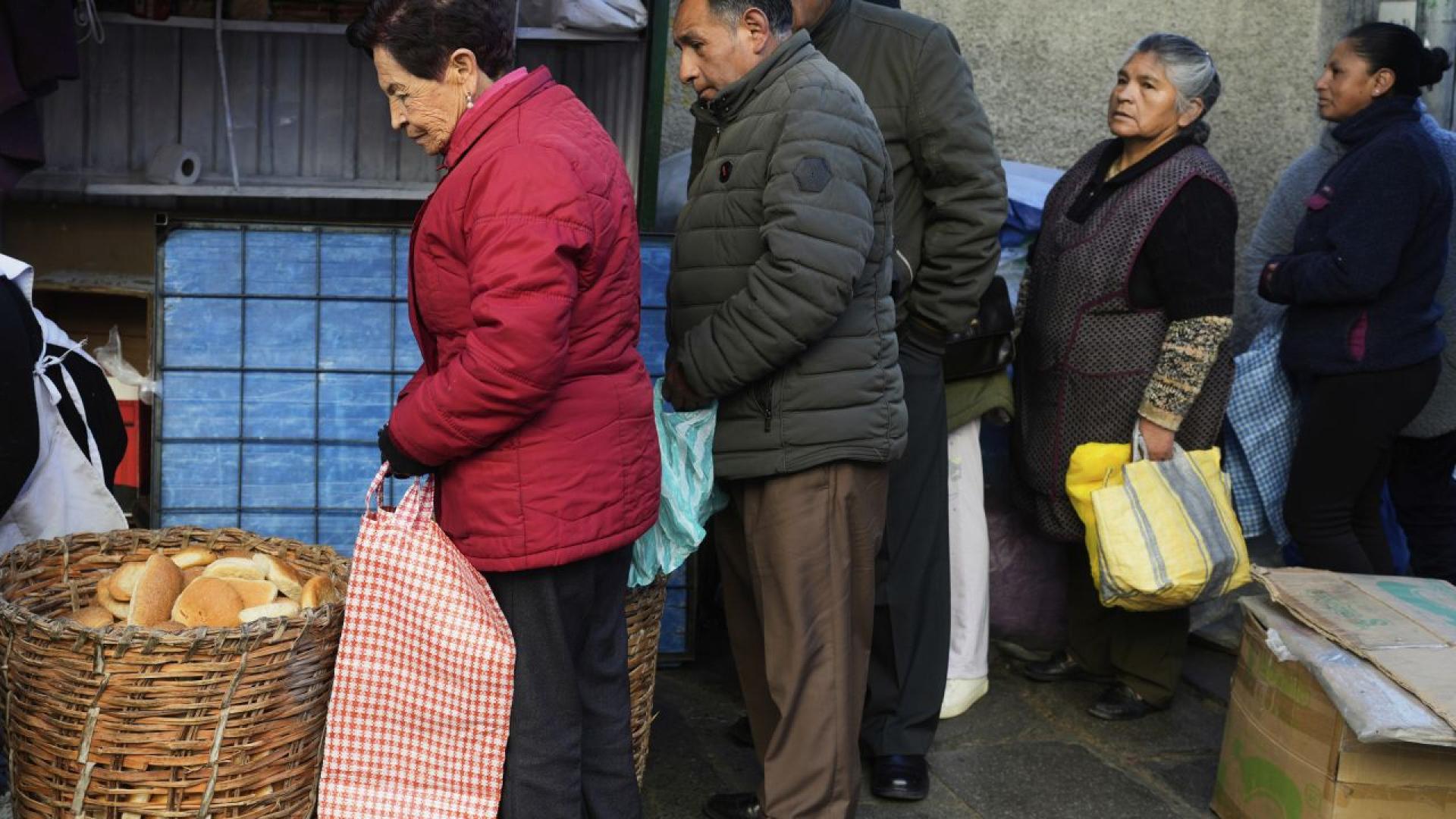 Вмомента Боливия преживява тежка икономическа криза и намаляващият размер на