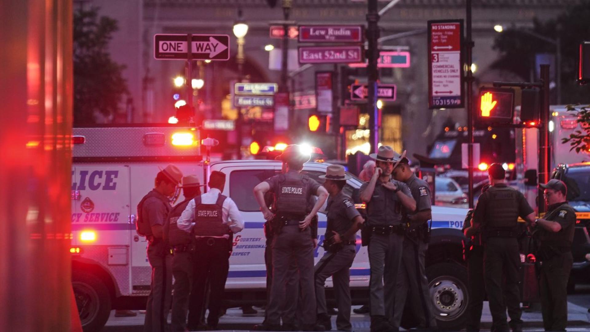 Трима души бяха застреляни а единадесет са ранените при стрелба