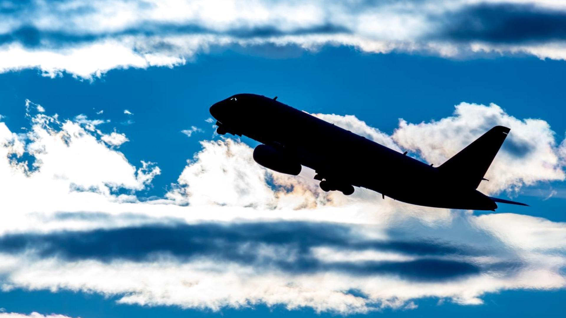 Драматични кадри показват експлозии от двигателя на самолет на Condor