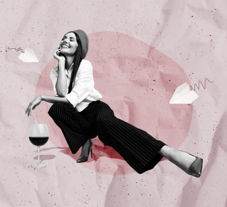 Вечер с чаша вино в ръка след тежък ден изглежда