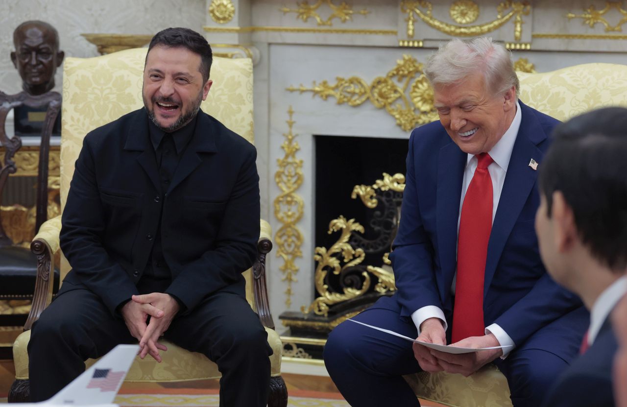 <p>Доналд Тръмп посрещна украинския президент Володимир Зеленски в Белия дом. Малко по-късно за ключовата среща пристигнаха и европейските лидери - президентът на Франция Еманюел Макрон, германският канцлер Фридрих Мерц, финландският президент Александър Стуб, италианският премиер Джорджа Мелони, британският премиер Кийр Стармър, председателката на Европейската комисия Урсула фон дер Лайен, както и генералният секретар на НАТО Марк Рюте</p>