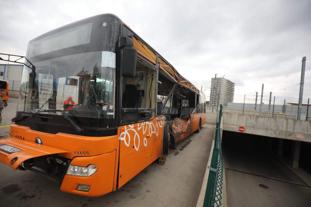 <p>Автобусът от катастрофата на бул. &quot;Възкресение&quot;.</p>