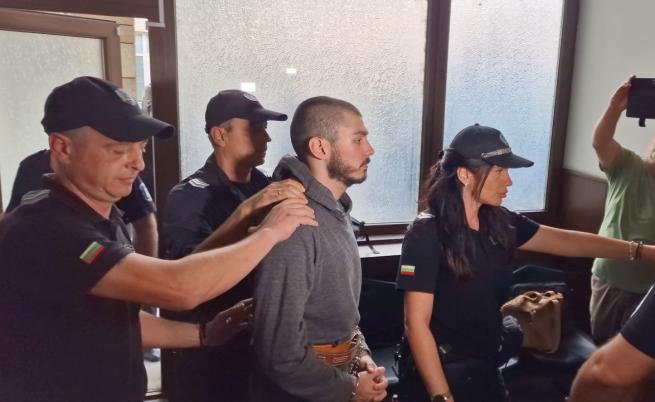Убийството в Първомай: Обвиненият студент се изправи пред съда (СНИМКИ)
