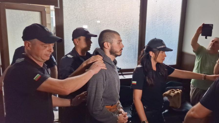 Убийството в Първомай: Обвиненият студент се изправи пред съда (СНИМКИ)