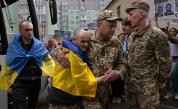 <p>&bdquo;Мамо, не плачи&ldquo;: Украински журналист е освободен след три години плен в Русия</p>