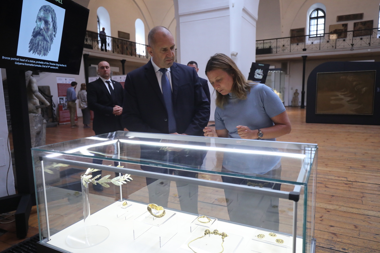 <p>Румен Радев разгледа находки от античния град Хераклея Синтика в Националния археологически институт с музей-БАН.</p>