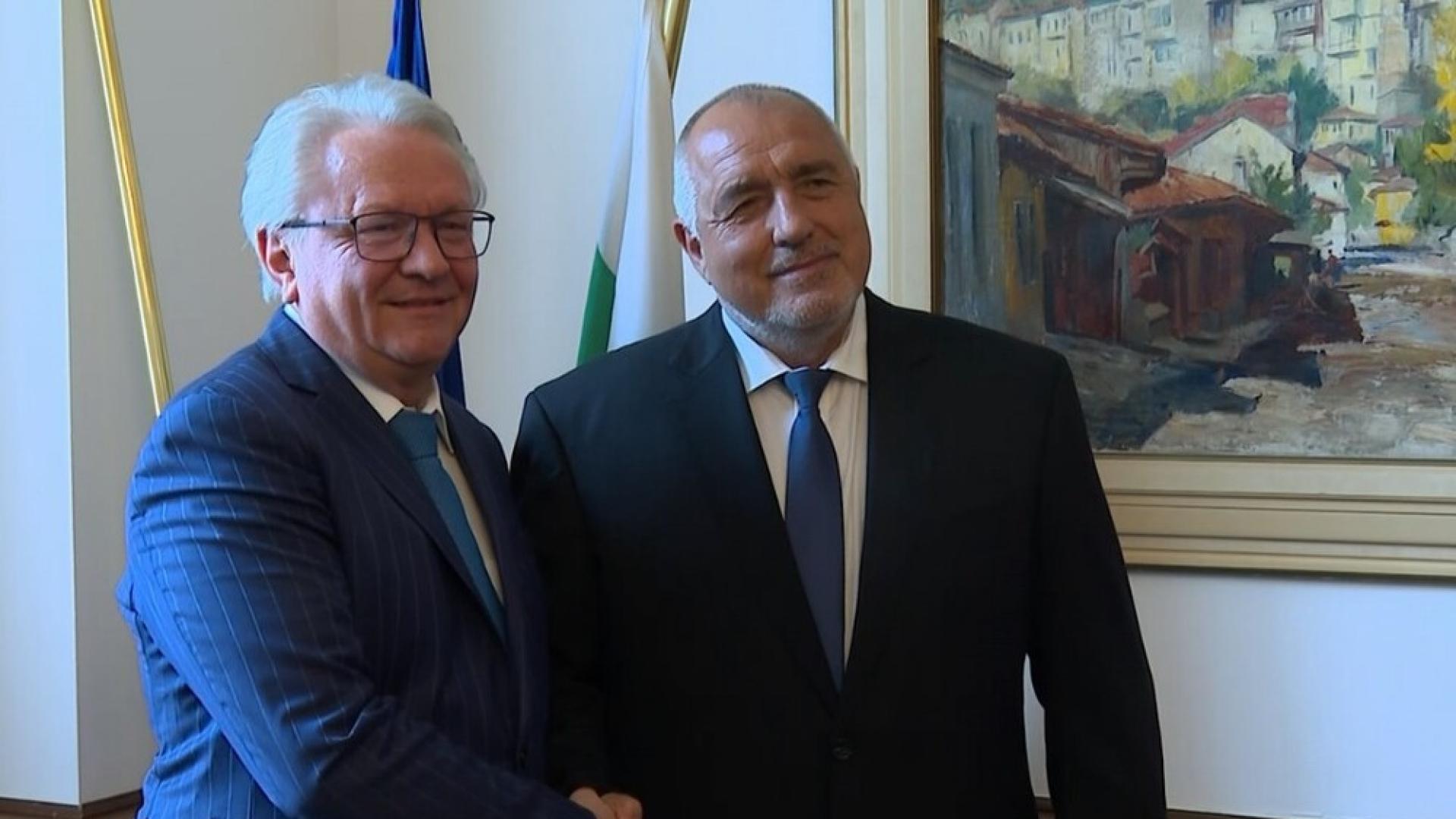 Вследващите три седмици трябва да бъдат подготвени двата договора за