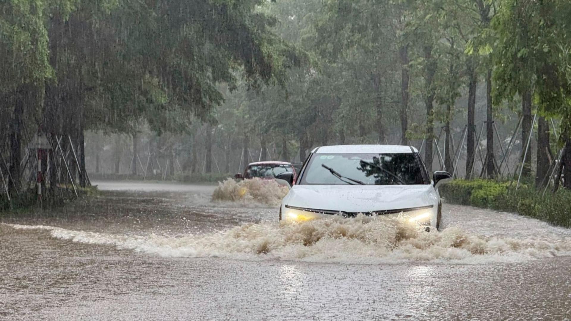 Най малко трима души загинаха а 10 бяха ранени при преминаването
