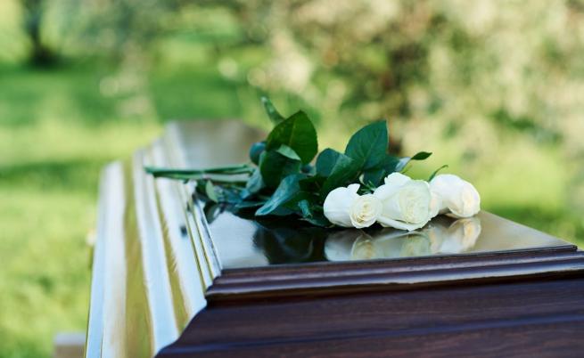 Историята на Еси Дънбар: Жената, която „възкръсна“ на собственото си погребение