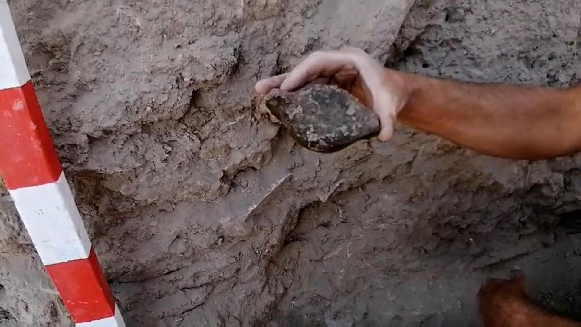 За първи път бронзова лампа излезе при разкопките в североизточния