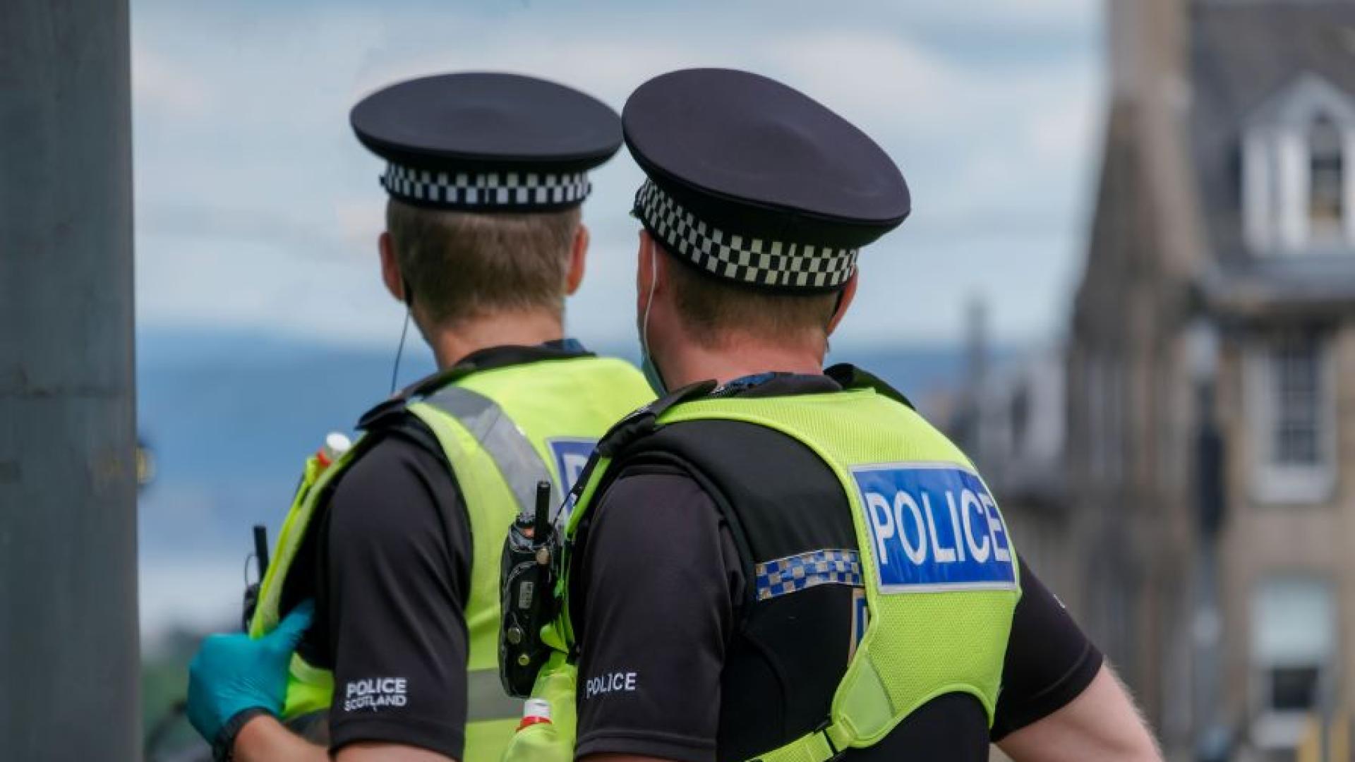 Момиче на 12 годишна възраст размаха нож и брадва срещу двама