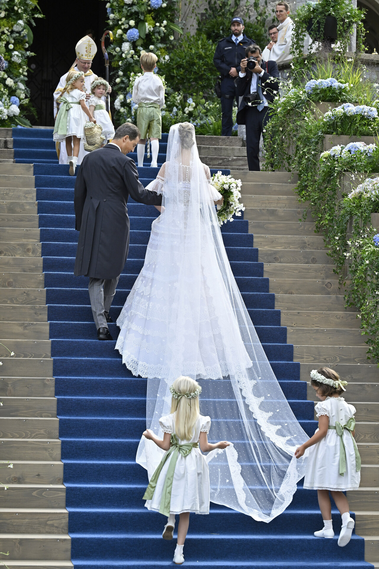 <p>Принцеса Мари Каролин от Лихтенщайн се омъжи за венецуелския инвестиционен мениджър Леополдо Мадуро Волмер във Вадуц, предаде ДПА.</p>