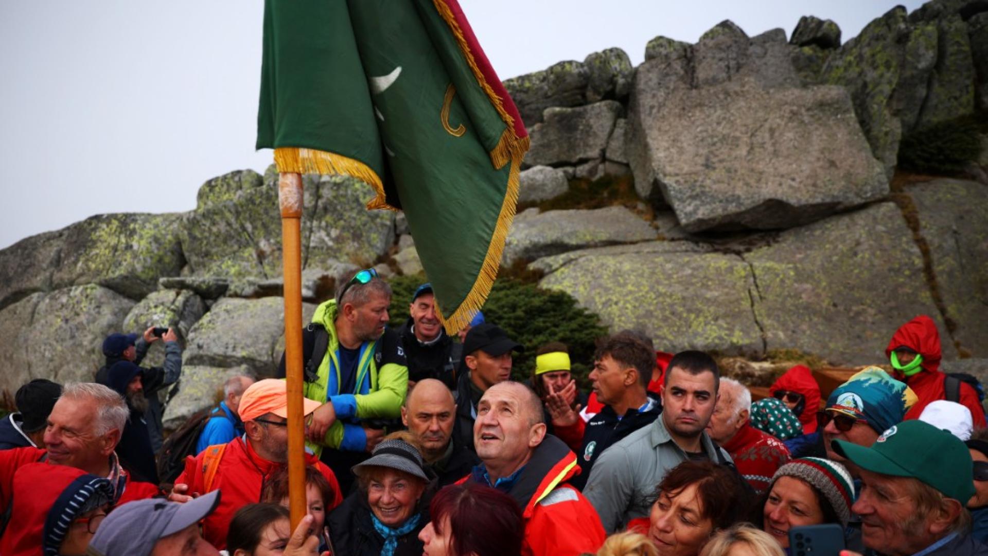 Президентът Румен Радев се включи от хижа Алеко в похода