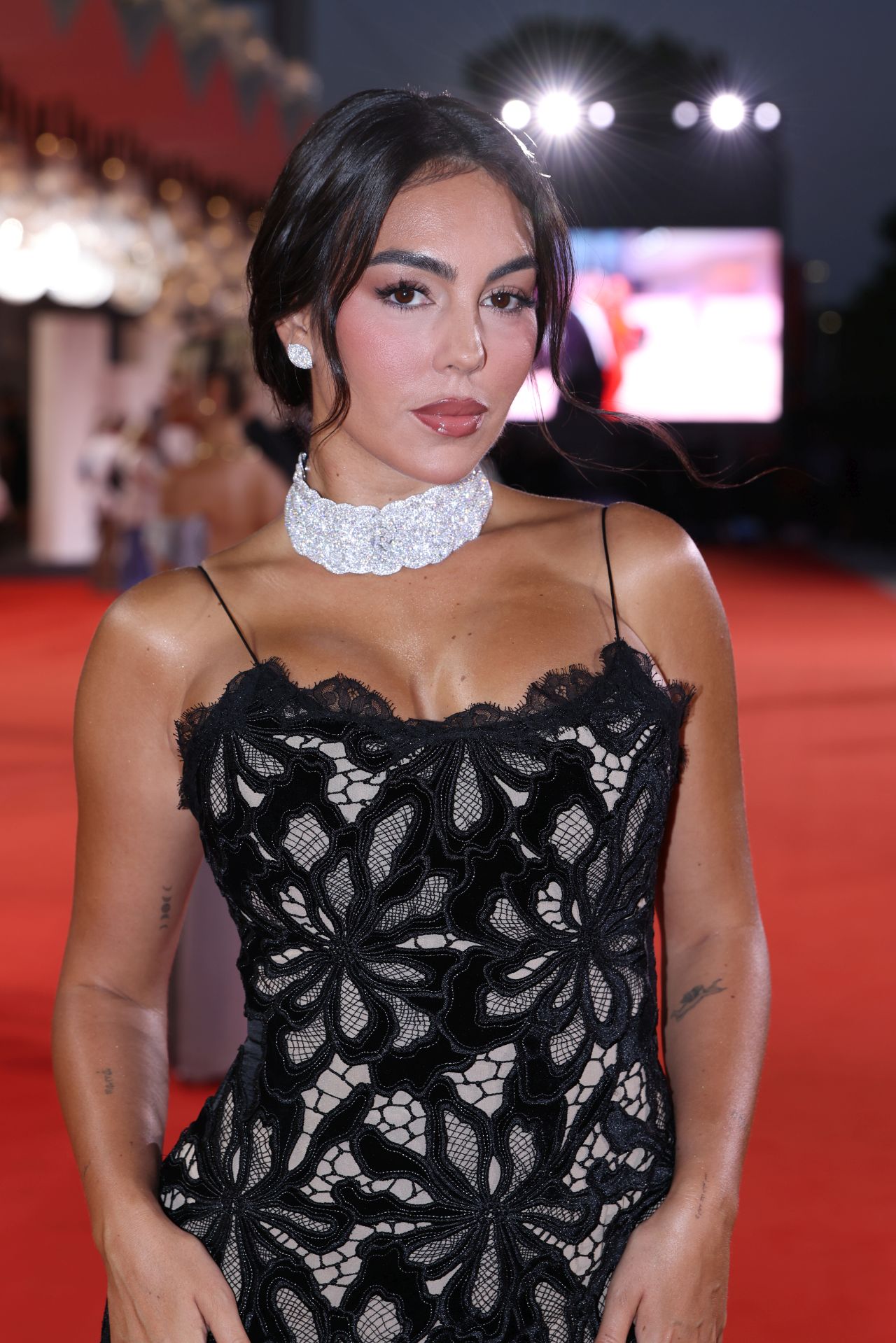 <p>Фестивалът Filming Italy Venice Award, част от 82-рото издание на Международния кинофестивал във Венеция, събра световни звезди на червения килим. На 31 август 2025 г. във Венеция блясъкът на киното, модата и изкуството се срещнаха, за да отпразнуват силата на седмото изкуство. Сред специалните гости беше и Джорджина Родригес, която привлече вниманието на публиката и фотографите със стилното си присъствие</p>