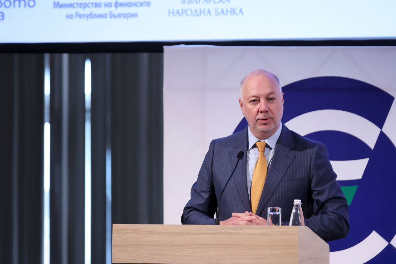 <p>Министър-председателят на Република България Росен Желязков (на снимката) открива Националната информационна кампания за въвеждане на еврото в България. Събитието се провежда в Международния конгресен център на Морска гара с участието на представители на различни институции, експерти, представители на бизнеса, местната власт и граждани.</p>