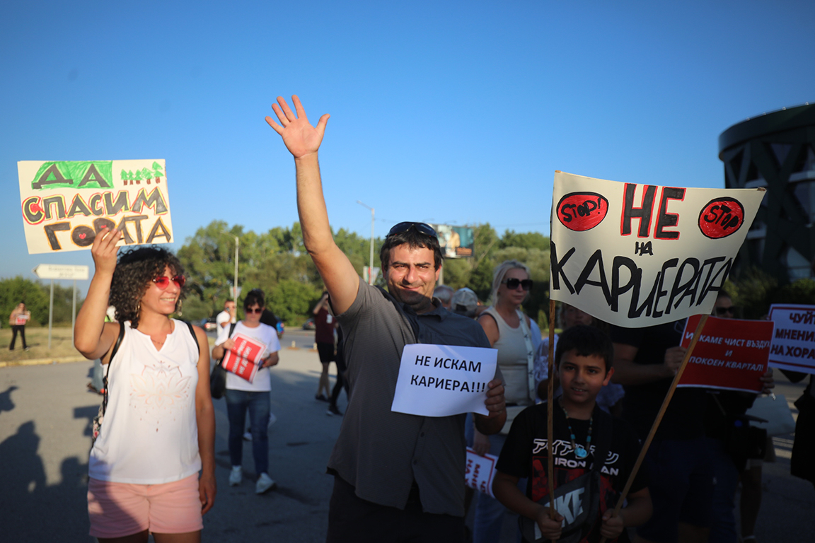 <p>Протест на жители на Локорско и &bdquo;Кремиковци&rdquo; срещу отварянето на нова кариера блокира &bdquo;Ботевградско шосе&rdquo;</p>