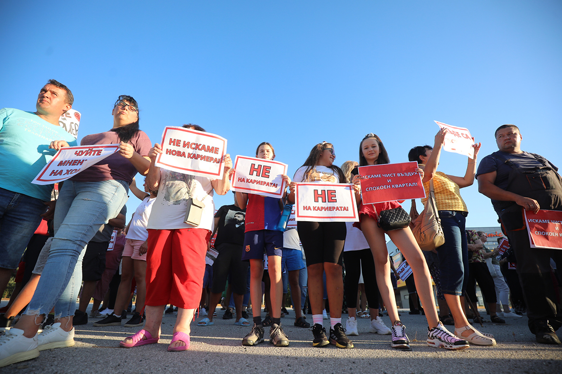 <p>Протест на жители на Локорско и &bdquo;Кремиковци&rdquo; срещу отварянето на нова кариера блокира &bdquo;Ботевградско шосе&rdquo;</p>