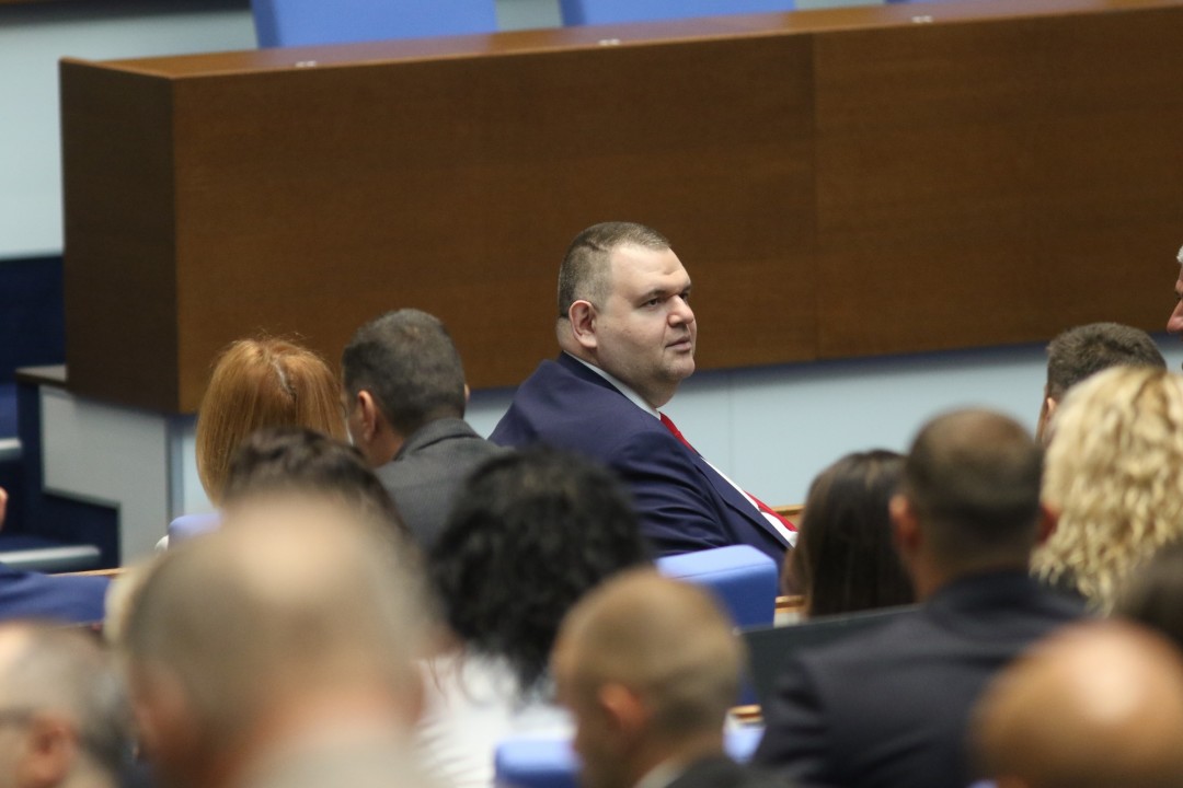 <p>Днес започва новият политически сезон, като депутатите се завърнаха в пленарната зала след 33-дневна ваканция. При влизането си в Народното събрание, представители на парламентарните групи изразиха очакванията си за предстоящата есенна сесия на законодателния орган.</p>