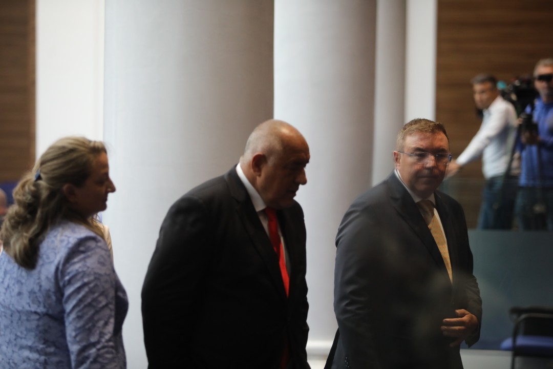 <p>Днес започва новият политически сезон, като депутатите се завърнаха в пленарната зала след 33-дневна ваканция. При влизането си в Народното събрание, представители на парламентарните групи изразиха очакванията си за предстоящата есенна сесия на законодателния орган.</p>