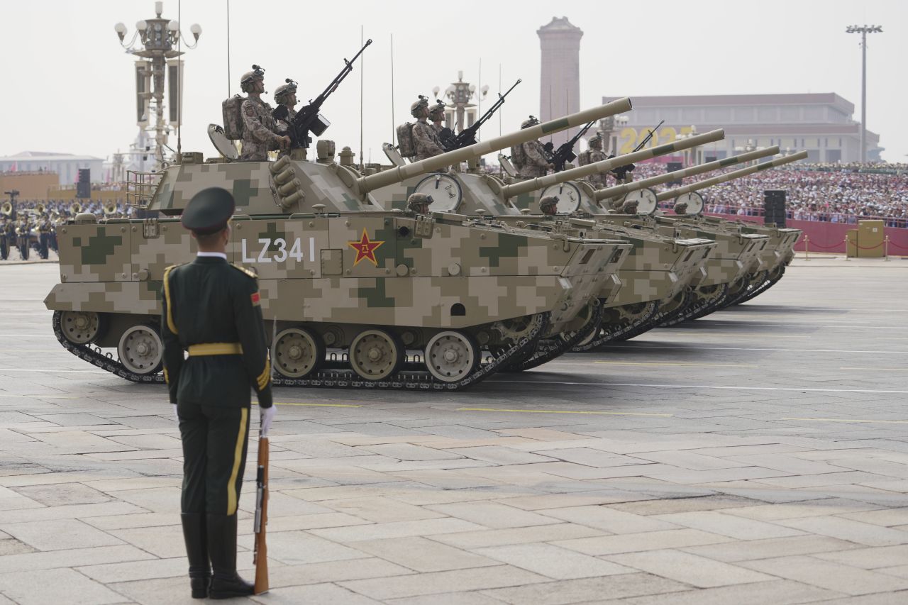 <p>Пекин отбеляза 80 години от победата над Япония с грандиозен парад, на който бяха показани хиперзвукови ракети, подводни дронове и &bdquo;роботизирани вълци&ldquo;. Си Дзинпин дефилира редом с Владимир Путин и Ким Чен-ун, превръщайки събитието в демонстрация не само на военна мощ, но и на политическо послание. В тази галерия ще видите най-знаковите кадри от историческия спектакъл.</p>