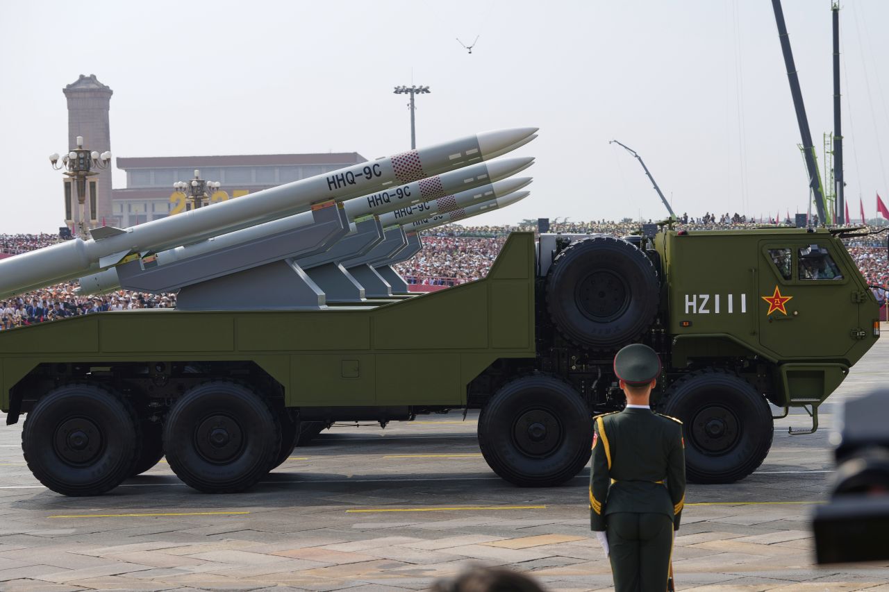 <p>Пекин отбеляза 80 години от победата над Япония с грандиозен парад, на който бяха показани хиперзвукови ракети, подводни дронове и &bdquo;роботизирани вълци&ldquo;. Си Дзинпин дефилира редом с Владимир Путин и Ким Чен-ун, превръщайки събитието в демонстрация не само на военна мощ, но и на политическо послание. В тази галерия ще видите най-знаковите кадри от историческия спектакъл.</p>