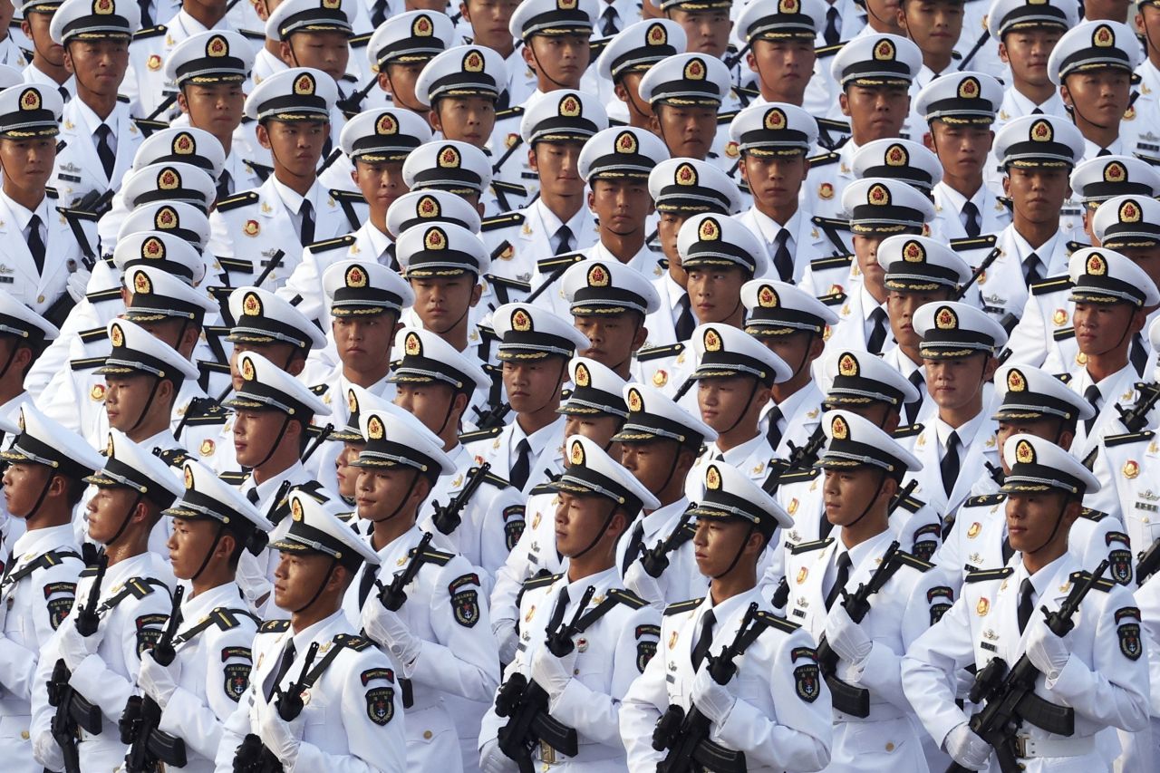 <p>Пекин отбеляза 80 години от победата над Япония с грандиозен парад, на който бяха показани хиперзвукови ракети, подводни дронове и &bdquo;роботизирани вълци&ldquo;. Си Дзинпин дефилира редом с Владимир Путин и Ким Чен-ун, превръщайки събитието в демонстрация не само на военна мощ, но и на политическо послание. В тази галерия ще видите най-знаковите кадри от историческия спектакъл.</p>