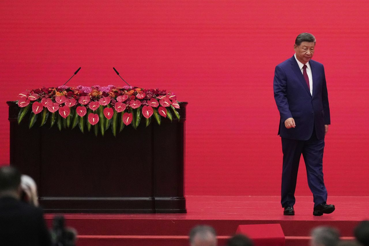 <p>Пекин отбеляза 80 години от победата над Япония с грандиозен парад, на който бяха показани хиперзвукови ракети, подводни дронове и &bdquo;роботизирани вълци&ldquo;. Си Дзинпин дефилира редом с Владимир Путин и Ким Чен-ун, превръщайки събитието в демонстрация не само на военна мощ, но и на политическо послание. В тази галерия ще видите най-знаковите кадри от историческия спектакъл.</p>