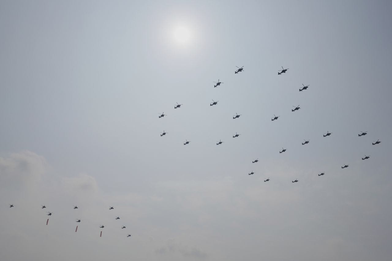 <p>Пекин отбеляза 80 години от победата над Япония с грандиозен парад, на който бяха показани хиперзвукови ракети, подводни дронове и &bdquo;роботизирани вълци&ldquo;. Си Дзинпин дефилира редом с Владимир Путин и Ким Чен-ун, превръщайки събитието в демонстрация не само на военна мощ, но и на политическо послание. В тази галерия ще видите най-знаковите кадри от историческия спектакъл.</p>