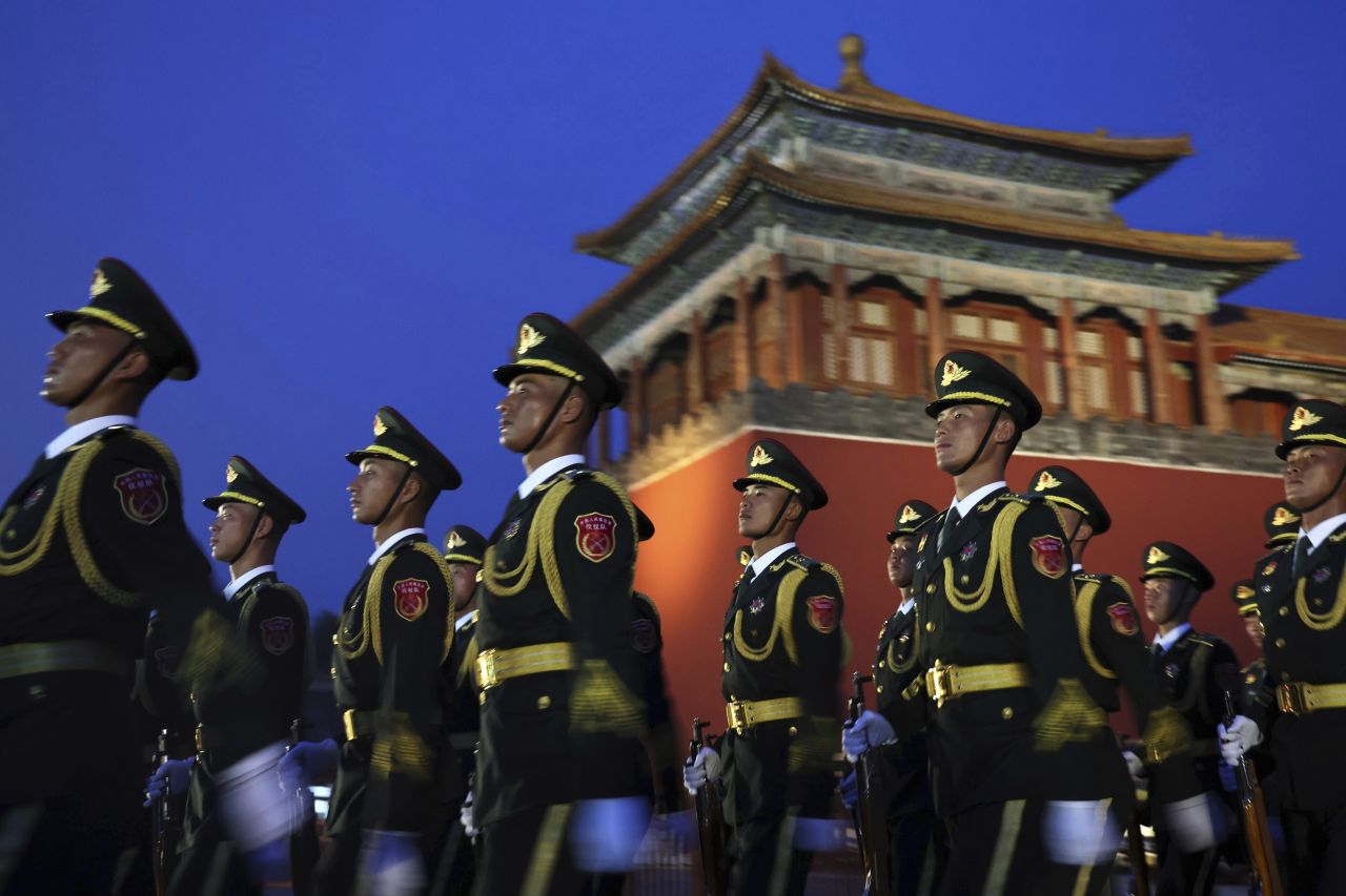 <p>Пекин отбеляза 80 години от победата над Япония с грандиозен парад, на който бяха показани хиперзвукови ракети, подводни дронове и &bdquo;роботизирани вълци&ldquo;. Си Дзинпин дефилира редом с Владимир Путин и Ким Чен-ун, превръщайки събитието в демонстрация не само на военна мощ, но и на политическо послание. В тази галерия ще видите най-знаковите кадри от историческия спектакъл.</p>