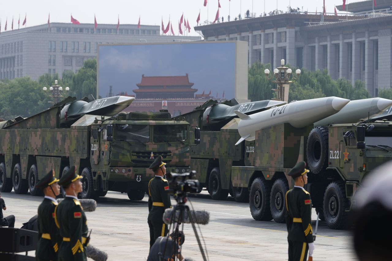 <p>Пекин отбеляза 80 години от победата над Япония с грандиозен парад, на който бяха показани хиперзвукови ракети, подводни дронове и &bdquo;роботизирани вълци&ldquo;. Си Дзинпин дефилира редом с Владимир Путин и Ким Чен-ун, превръщайки събитието в демонстрация не само на военна мощ, но и на политическо послание. В тази галерия ще видите най-знаковите кадри от историческия спектакъл.</p>