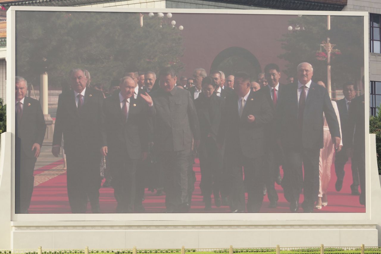 <p>Пекин отбеляза 80 години от победата над Япония с грандиозен парад, на който бяха показани хиперзвукови ракети, подводни дронове и &bdquo;роботизирани вълци&ldquo;. Си Дзинпин дефилира редом с Владимир Путин и Ким Чен-ун, превръщайки събитието в демонстрация не само на военна мощ, но и на политическо послание. В тази галерия ще видите най-знаковите кадри от историческия спектакъл.</p>