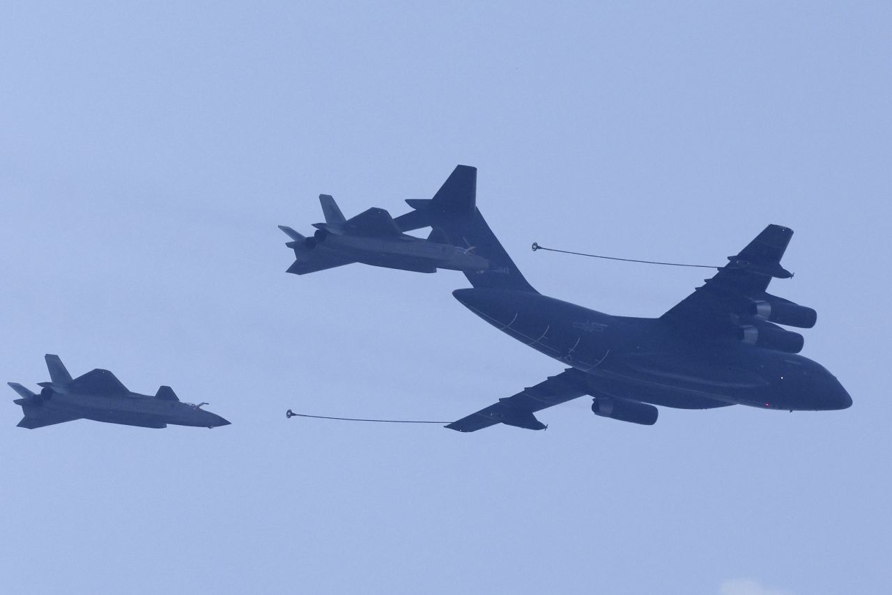 <p>Пекин отбеляза 80 години от победата над Япония с грандиозен парад, на който бяха показани хиперзвукови ракети, подводни дронове и &bdquo;роботизирани вълци&ldquo;. Си Дзинпин дефилира редом с Владимир Путин и Ким Чен-ун, превръщайки събитието в демонстрация не само на военна мощ, но и на политическо послание. В тази галерия ще видите най-знаковите кадри от историческия спектакъл.</p>