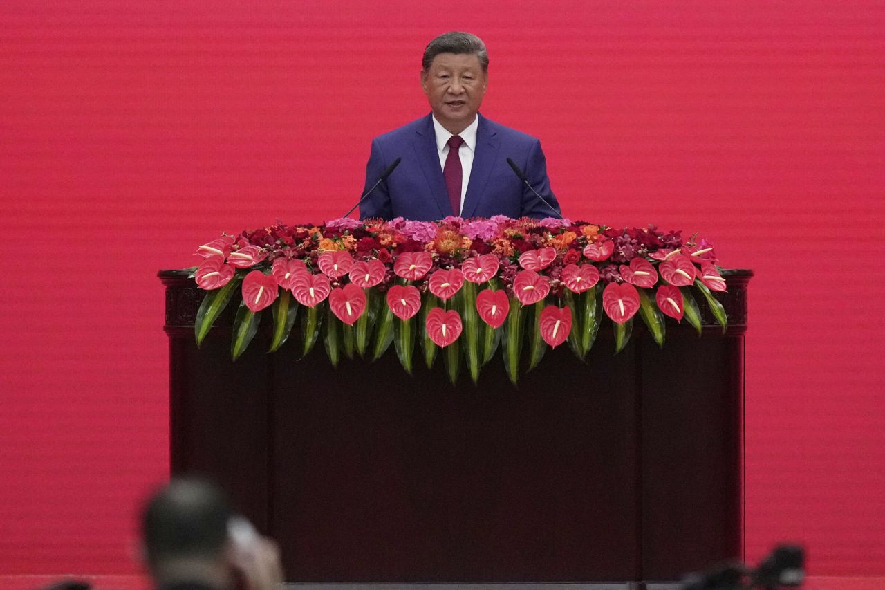 <p>Пекин отбеляза 80 години от победата над Япония с грандиозен парад, на който бяха показани хиперзвукови ракети, подводни дронове и &bdquo;роботизирани вълци&ldquo;. Си Дзинпин дефилира редом с Владимир Путин и Ким Чен-ун, превръщайки събитието в демонстрация не само на военна мощ, но и на политическо послание. В тази галерия ще видите най-знаковите кадри от историческия спектакъл.</p>