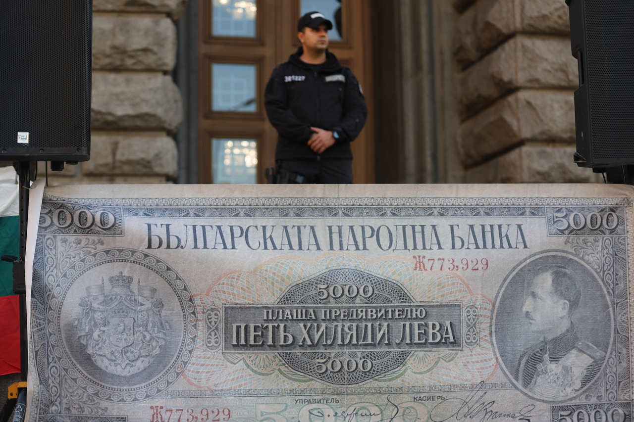 <p>Граждани протестират пред сградата на Народното събрние (НС) в София. Протестът е под надслов &bdquo;Легитимното Народно събрание на българския народ против нелигитимно избран парламент&quot;.</p>