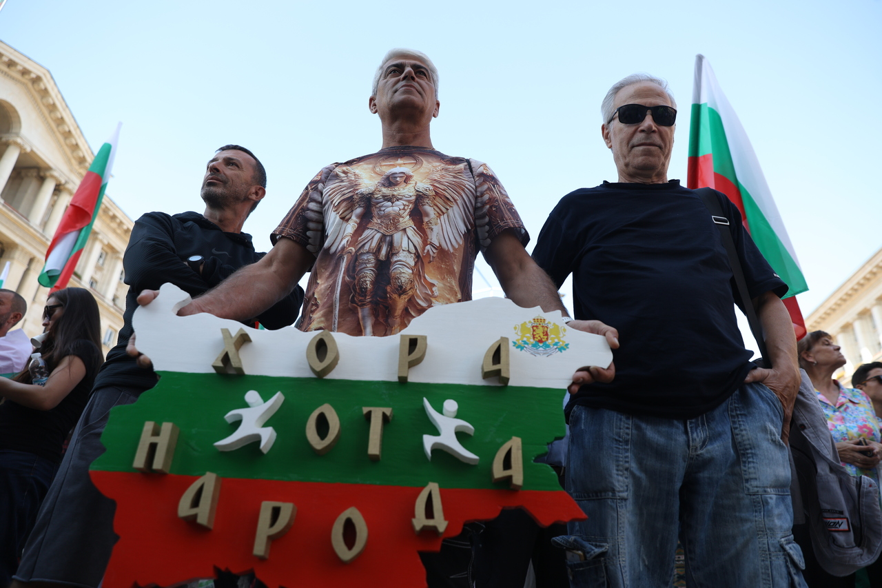 <p>Граждани протестират пред сградата на Народното събрние (НС) в София. Протестът е под надслов &bdquo;Легитимното Народно събрание на българския народ против нелигитимно избран парламент&quot;.</p>