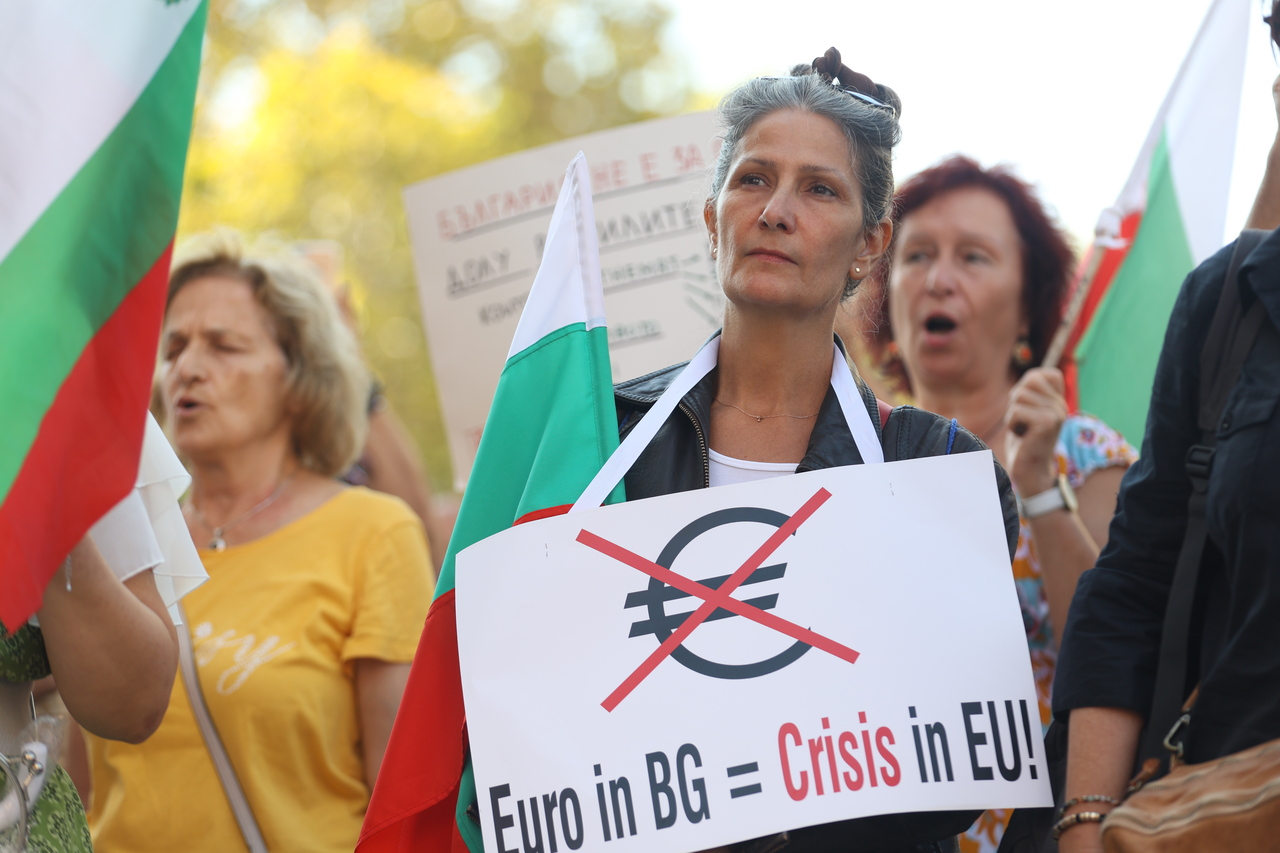 <p>Граждани протестират пред сградата на Народното събрние (НС) в София. Протестът е под надслов &bdquo;Легитимното Народно събрание на българския народ против нелигитимно избран парламент&quot;.</p>