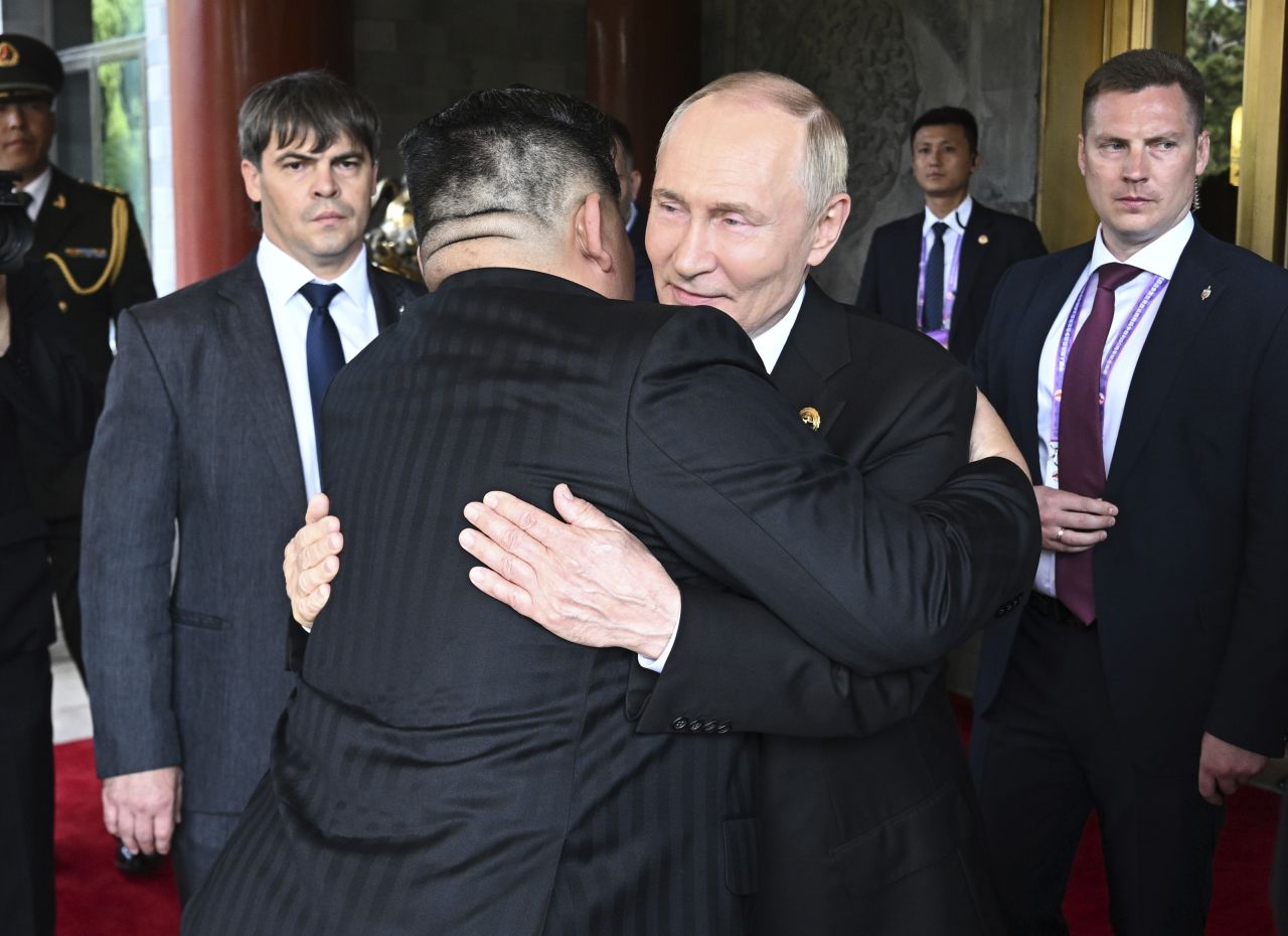 <p>Севернокорейският и руският лидер Ким Чен-ун и Владимир Путин се срещнаха в сряда след мащабния военен парад в Пекин. По време на разговорите Ким обеща пълната си подкрепа на Путин, заявявайки, че ще направи &bdquo;всичко възможно, за да помогне&ldquo; на Москва. Руският президент от своя страна благодари на Пхенян за изпращането на войници да се сражават срещу Украйна.</p>