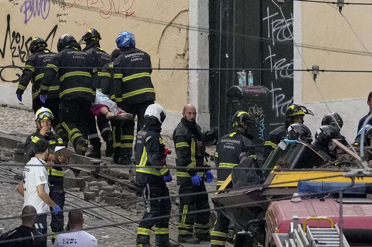 <p>Най-малко 15 души загинаха и 18 бяха ранени днес, когато фуникулярът &quot;Глория&quot; в Лисабон дерайлира и катастрофира. Това съобщи пред журналисти говорител на службите за спешна помощ, цитиран от Ройтерс.</p>