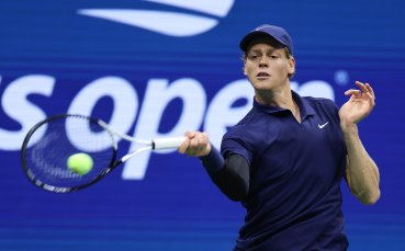 Шампионът Синер крачи към финала в Пекин