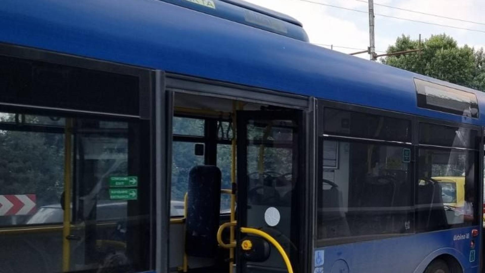 Пътник в автобус на градския транспорт в Бургас Б11