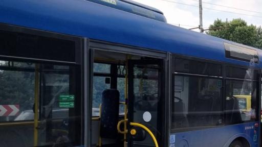 Пътник счупи врата на автобус в Бургас, за да излезе