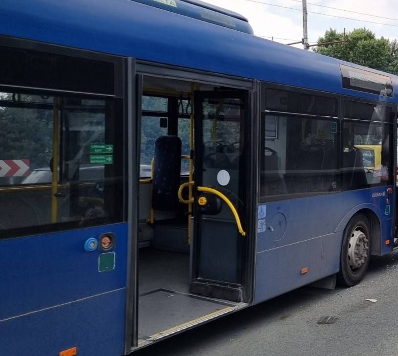 Пътник счупи врата на автобус в Бургас, за да излезе
