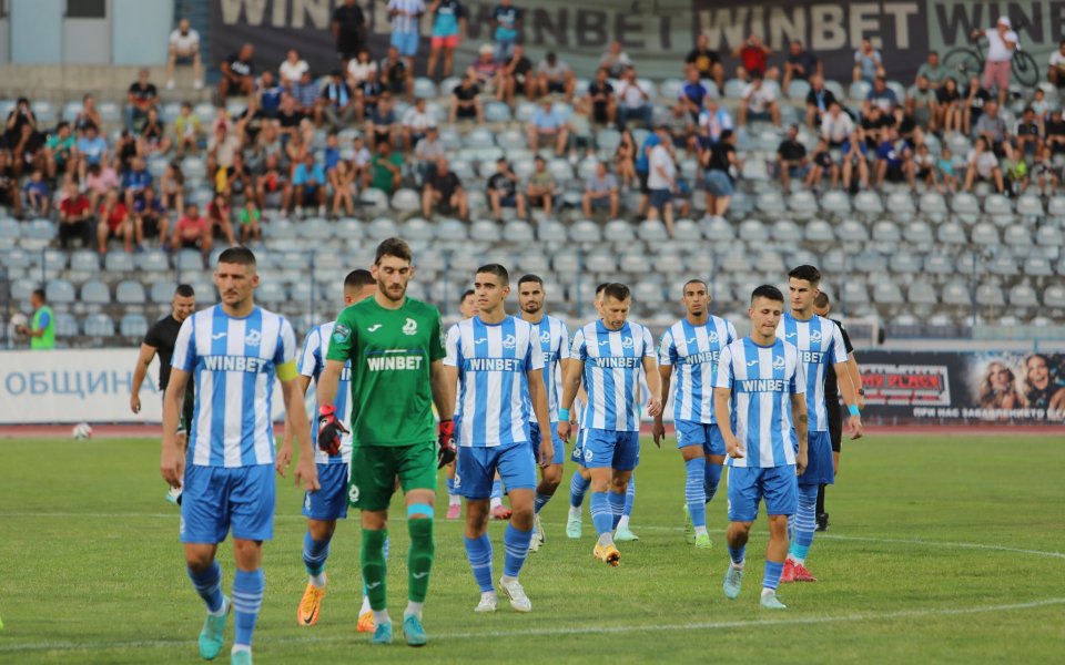 Лидерът Дунав изпусна победата в Дупница в мач с 3 червени картона