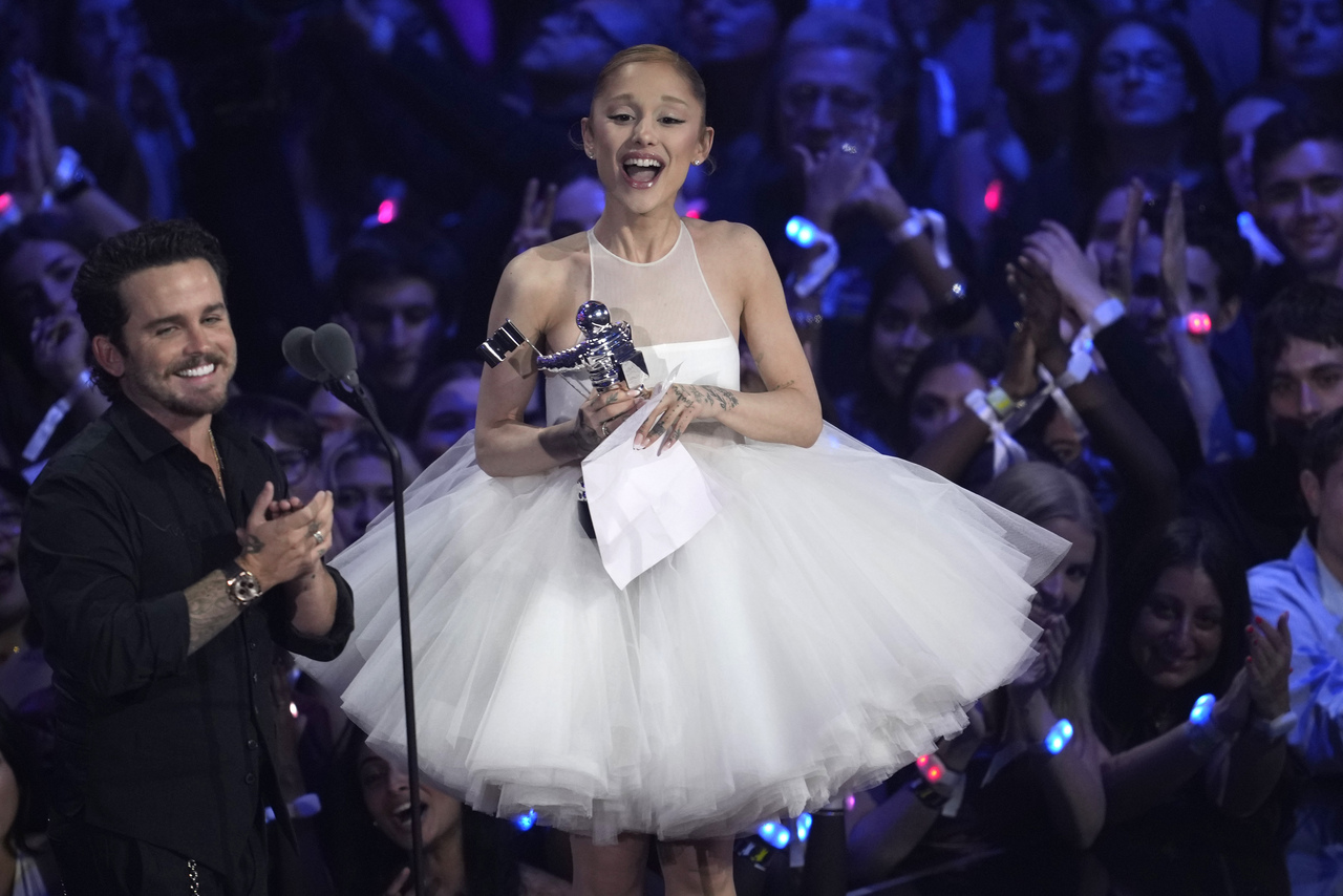 <p>Ариана Гранде и Лейди Гага доминираха на видео музикалните награди на MTV.</p>