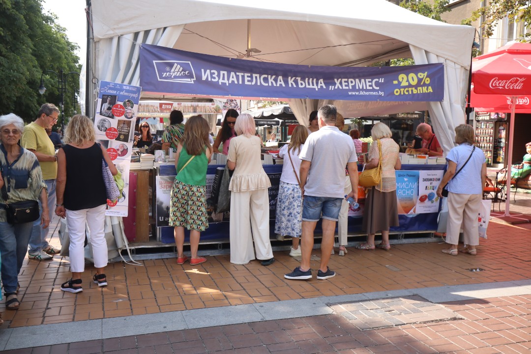 <p>На 8 септември започна 13-тото издание на &quot;Алея на книгата&quot; в София. Изложението ще продължи до 14 септември. В продължение на 7 дни пред НДК и по бул. &quot;Витоша&quot; ще са разположени белите шатри, в които почитателите на книгите ще могат да открият своите любимите си заглавия. Над 150 български издателства се включват в тазгодишното издание на изложението.</p>