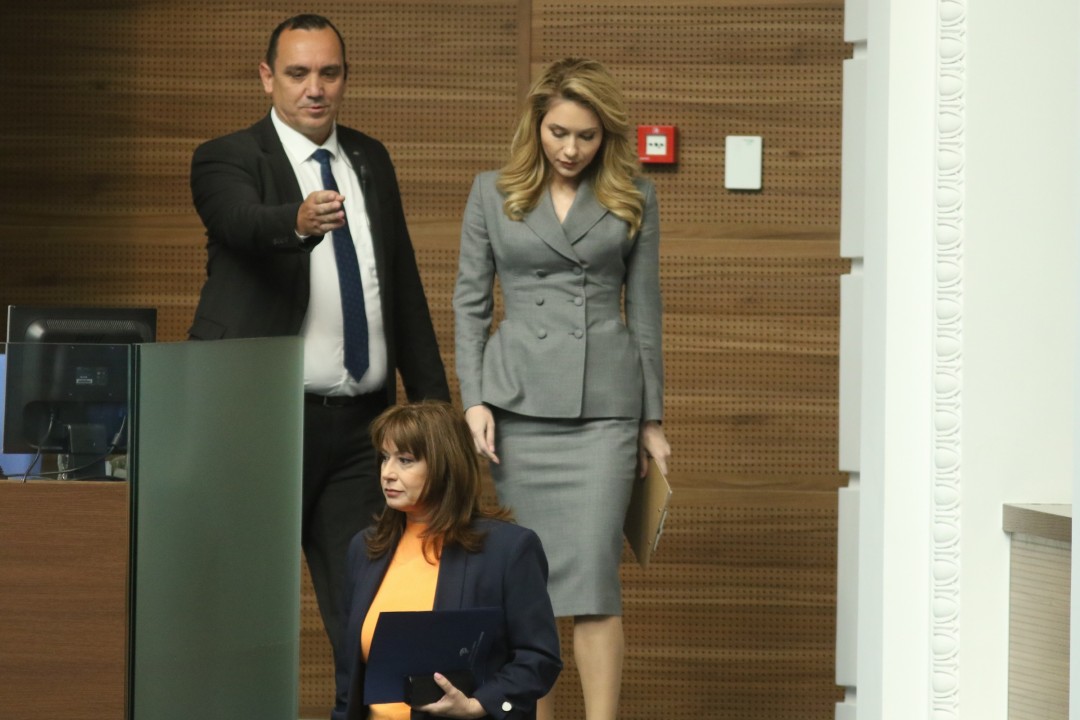 <p>Със 128 гласа &quot;за&quot;, 56 &quot;против&quot; и 6 &quot;въздържал се&quot; Народното събрание избра председателя на Комисията за защита на потребителите Мария Филипова за заместник-омбудсман на Република България. Тя получи подкрепата на депутатите от ГЕРБ-СДС, &quot;ДПС-Ново начало&quot;, БСП, ИТН и четирима от нечленуващите в парламентарна група.</p>